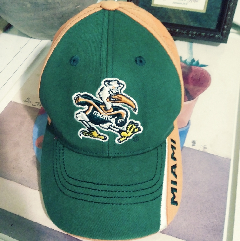 MIAMI HURRICANES AUTHENTIC CAP. 🎓